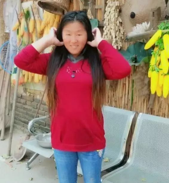 大衣嫂在院子里整理头发,凑近一看让人反胃,网友:好邋遢!