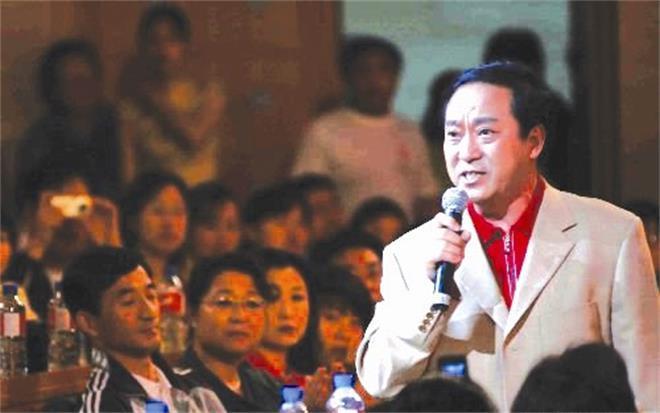 还是有许多的知名相声演员在舞台上活跃的,比如冯巩,牛群,姜昆等