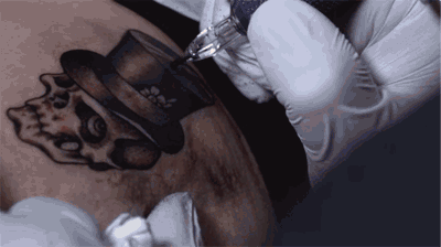 在她身体上画着整整一百年的纹身历史