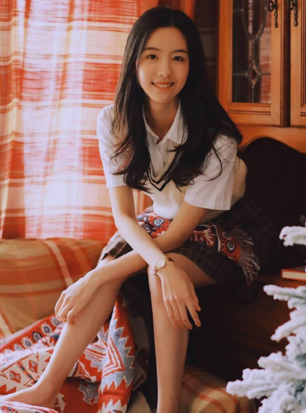 女星陈都灵学生装照片曝光,呆萌可爱十分喜人,网友:初恋的感觉