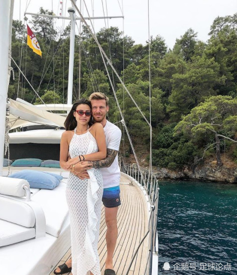 土超球星借口生病缺席比赛 美貌妻子晒度假照