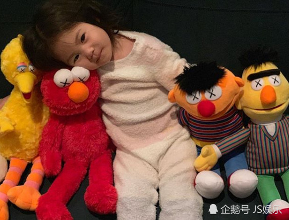 陈冠希晒女儿萌照,Alaia臭美升级,对着镜子凹造