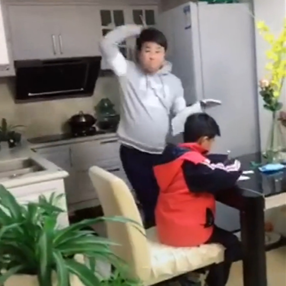 爸爸辅导儿子写作业,好像完全变了一个人,妈妈