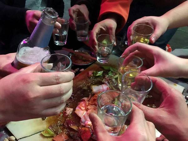 韩国人第一次喝中国白酒,直言跟烧酒一个味,一