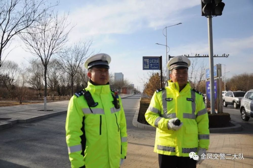 教导员崔新涛与巡逻中队长王学武巡查辖区主要路段道路情况