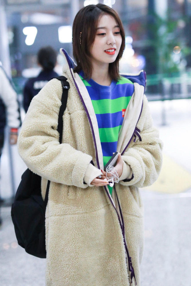 被《创造101》淘汰,今穿条纹卫衣配毛绒外套,