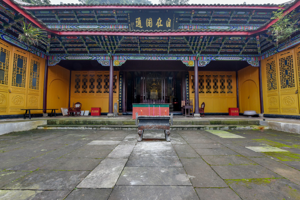 藏于密林深处 峨眉山雷音寺