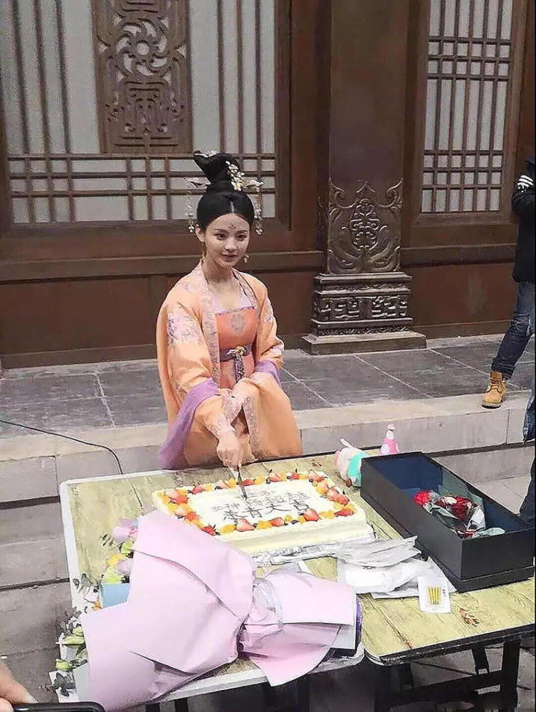 杨超越首部古装剧杀青,原型竟是董鄂妃,贵妃扮相太