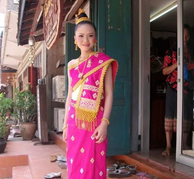 100元人民币能让老挝美女做什么?女导游透露实情,想玩