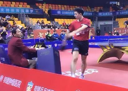 国乒世界冠军不满判罚 怒踢毛巾箱子被裁判红牌罚分