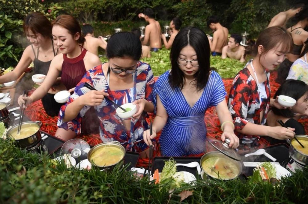 男女共泡巨型鸳鸯火锅，边泡边吃，堪比现代版酒池肉林