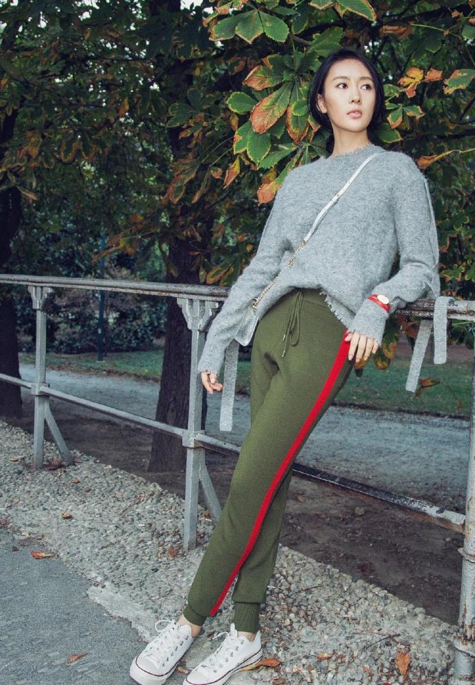 凭《如懿传》再次翻红,今毛衣牛仔裤穿成青春