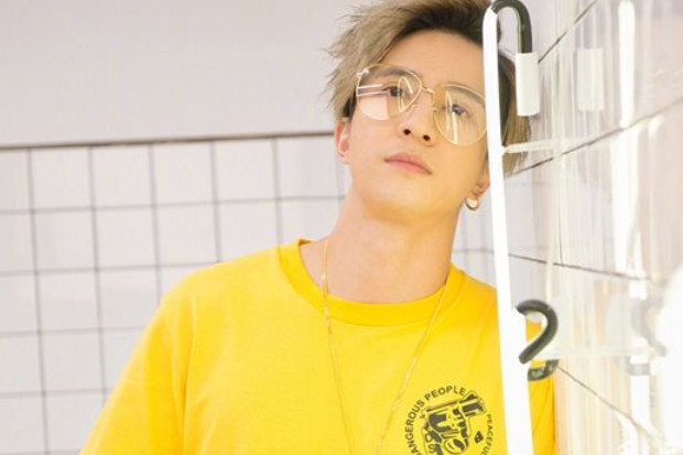 薛之谦新歌霸占各大音乐榜单,一句歌词成00后