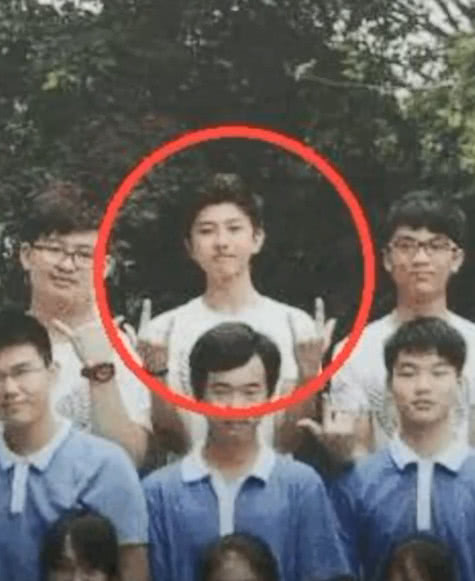 蔡徐坤中学照片曝光,他的手势亮了,网友:从小就这么社会