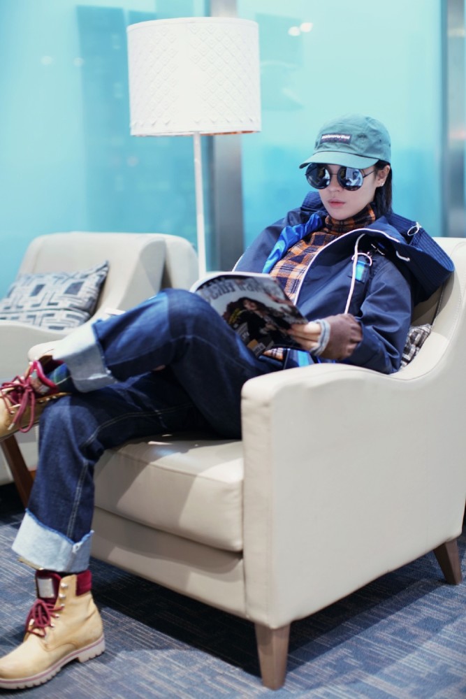 36岁郁可唯真甜美,粉色衬衣领口配朵花,裙子上