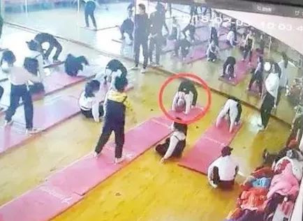 一个动作竟导致孩子高位截瘫,关于报兴趣班,要