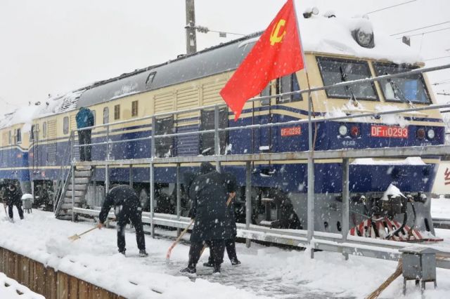 襄阳机务段   江岸机务段   江岸机务段管内普降大雪,   该段紧急