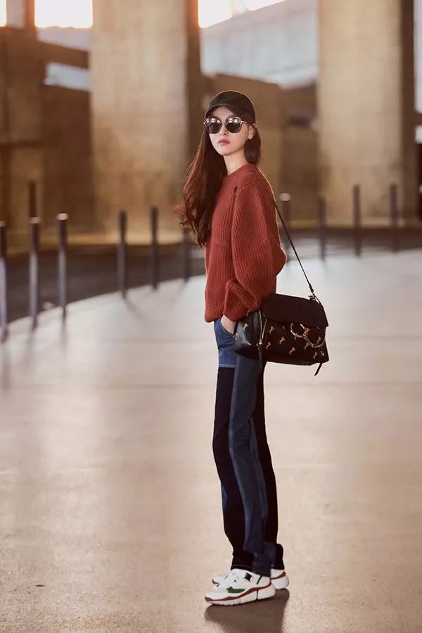 唐嫣你的小白鞋该换换了,同样是配厚外套欧阳