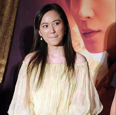 48岁俞飞鸿换新发型,锁骨发搭配黑色连衣裙,居