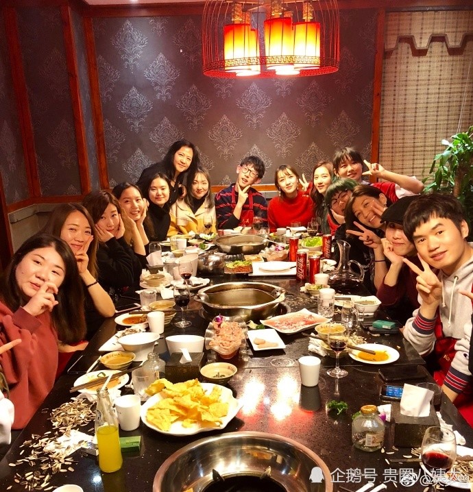 关晓彤素颜现身工作室年终聚餐,爸妈一同出席大夸团队