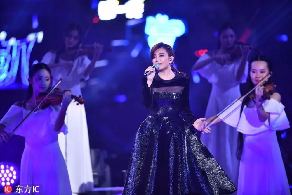 准时的李宇春 自带加湿器的汪峰 跨年晚会笑