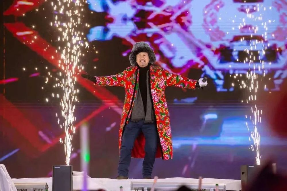 准时的李宇春 自带加湿器的汪峰 跨年晚会笑