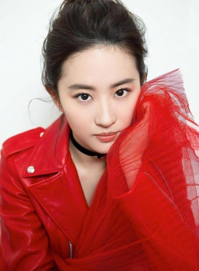刘亦菲阿sa同穿红色皮衣,一个清纯似仙女一个风尘似舞女