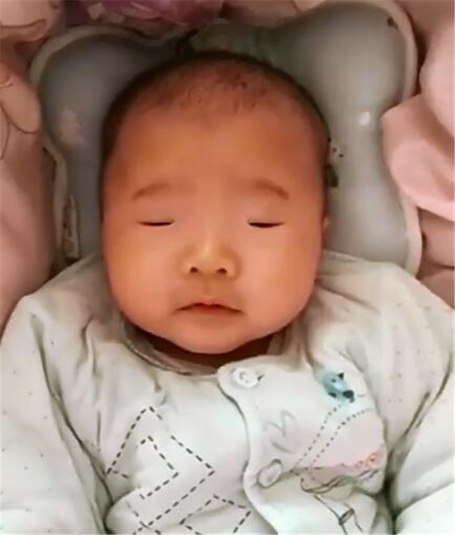 2个月宝宝还不会睁眼,妈妈担心会影响视力,听