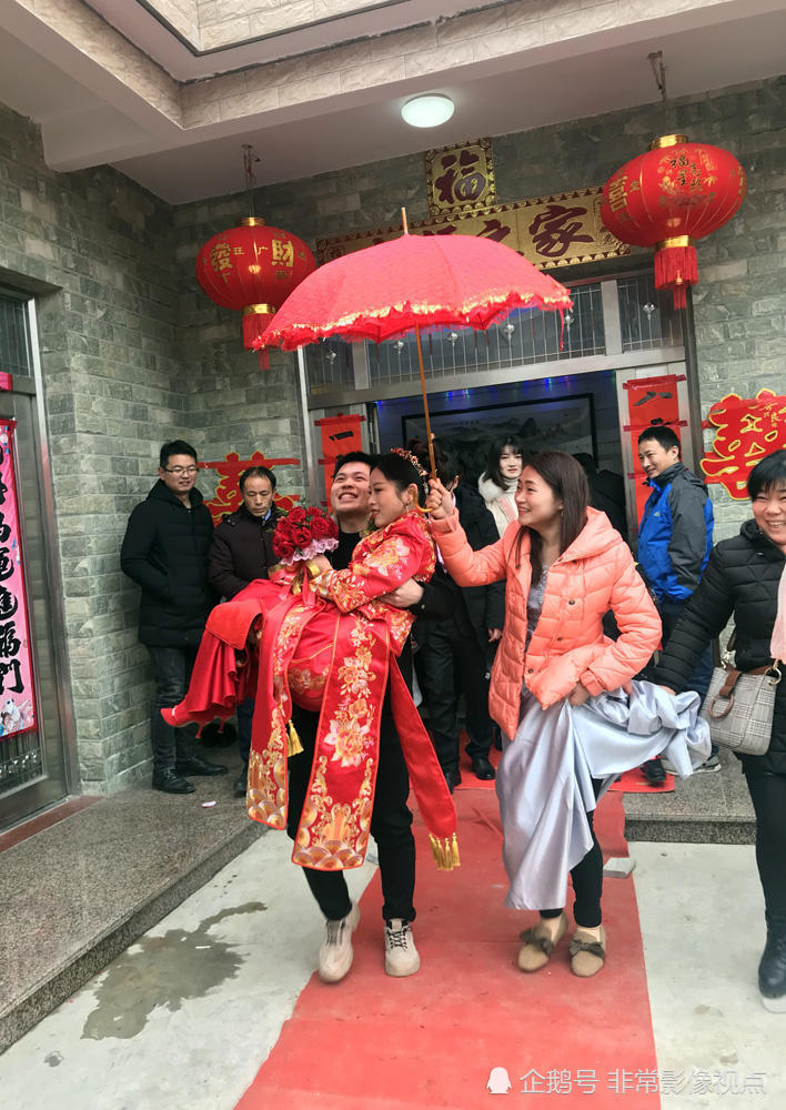 新年第一天,皖西乡村婚礼,新娘穿红鞋踩米桶,亲家拽连刀肉