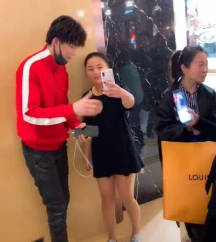 刘宇宁和女粉丝拍照,手和脚的姿势抢镜,怪不得林志玲为你伴舞