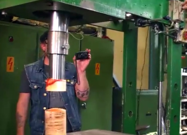 老外用液压机做汉堡,这样的成品,赌10块臭豆