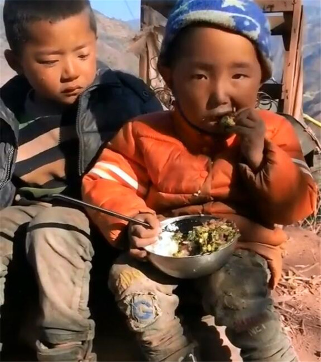 小学生突然辍学,老师家访时两兄弟正吃饭,弟弟