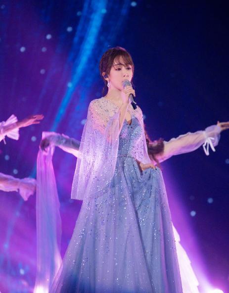 跨年夜锦觅现身,一首不染感受颇深,杨紫走红并