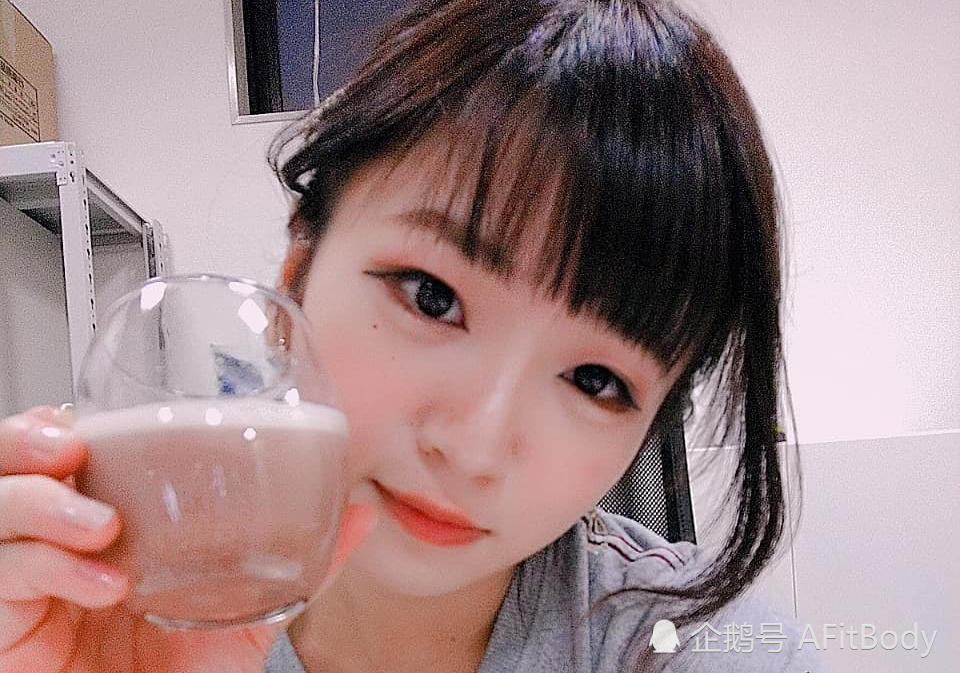日本肌肉少女每天喝蛋白粉,手臂粗壮,深蹲260