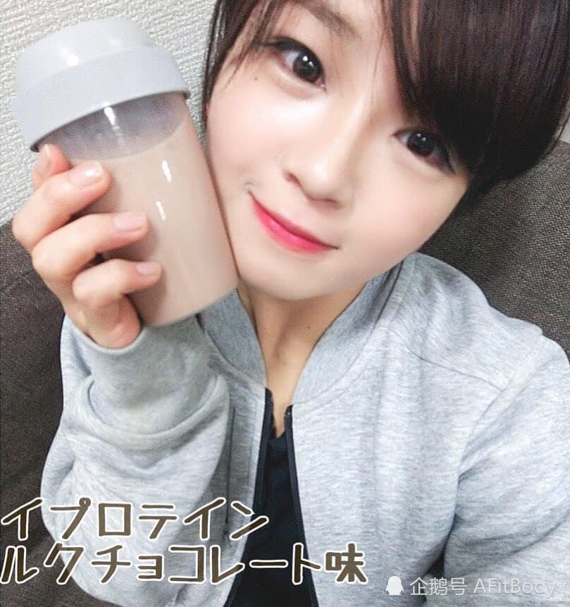 日本肌肉少女每天喝蛋白粉,手臂粗壮,深蹲260