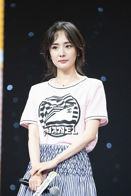 杨幂离婚后小清新装扮出席活动,头发蓬松表情