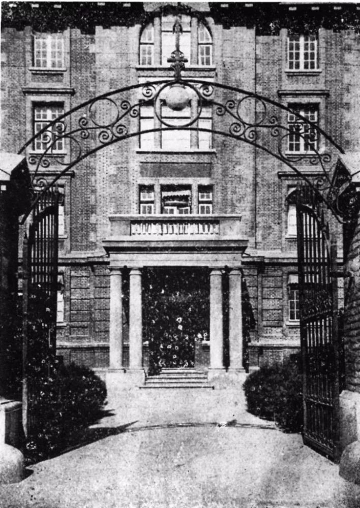 众所周知,北京大学的前身是1898年7月开办的京师大学堂.