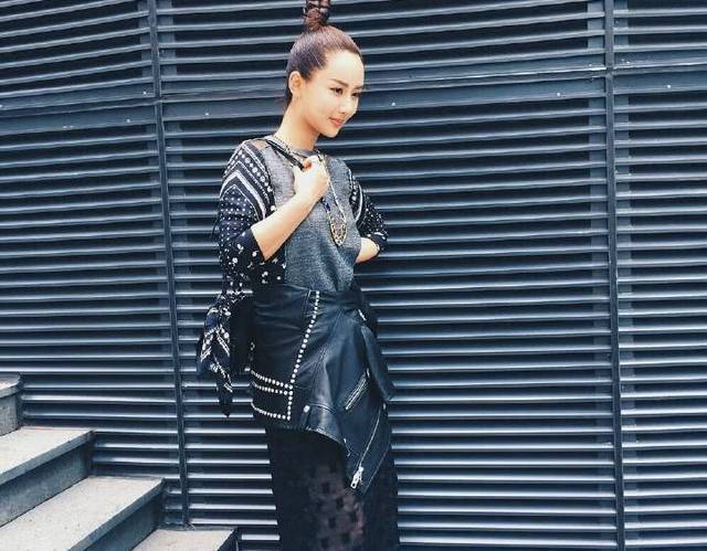 杨紫又出雷人造型,倒吊八字眉冲天揪,网友:灵感