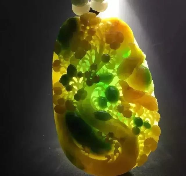 8000千淘来的翡翠原石,一刀下去黄加绿,色还很辣!