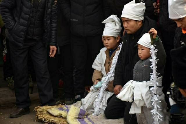 卡车司机夫妻去世 数百卡友为其送行