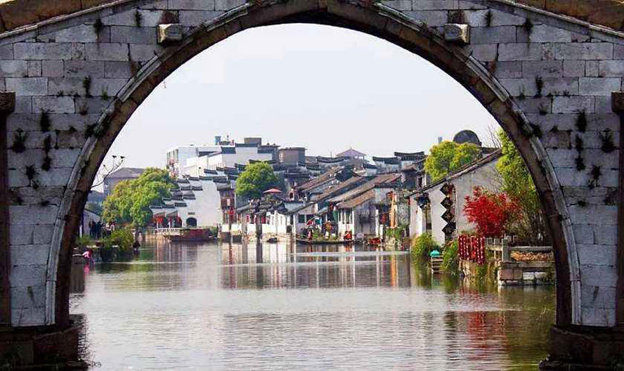 江苏苏州吴江区一个大镇,古代曾是一个县,紧邻