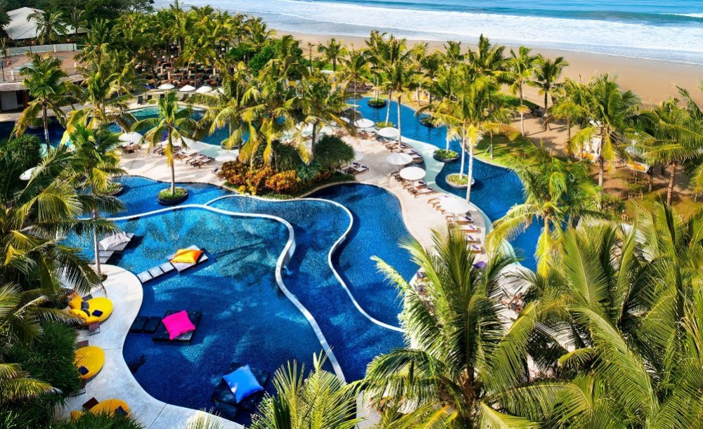 巴厘岛上的亲吻节,美女被亲哭也不能拒绝,欧美