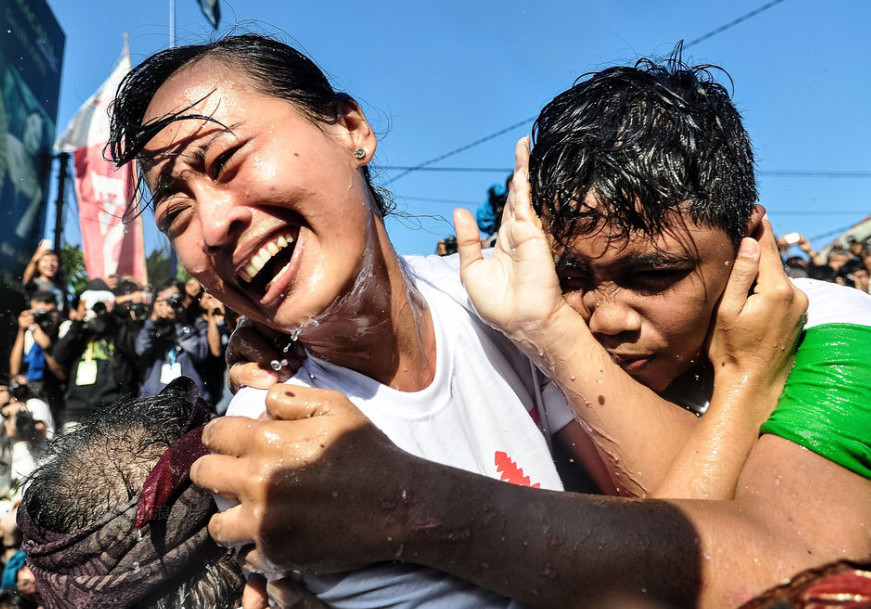巴厘岛上的亲吻节,美女被亲哭也不能拒绝,欧美