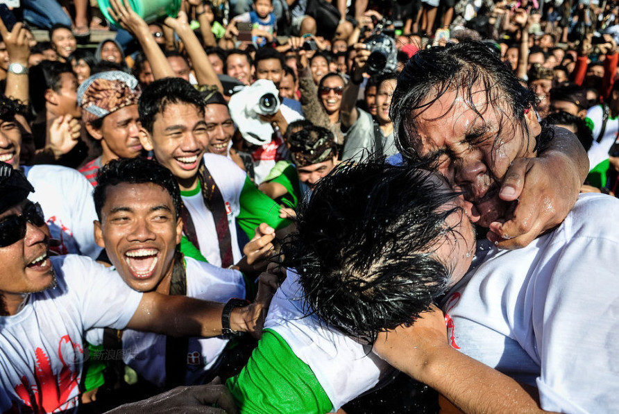 巴厘岛上的亲吻节,美女被亲哭也不能拒绝,欧美