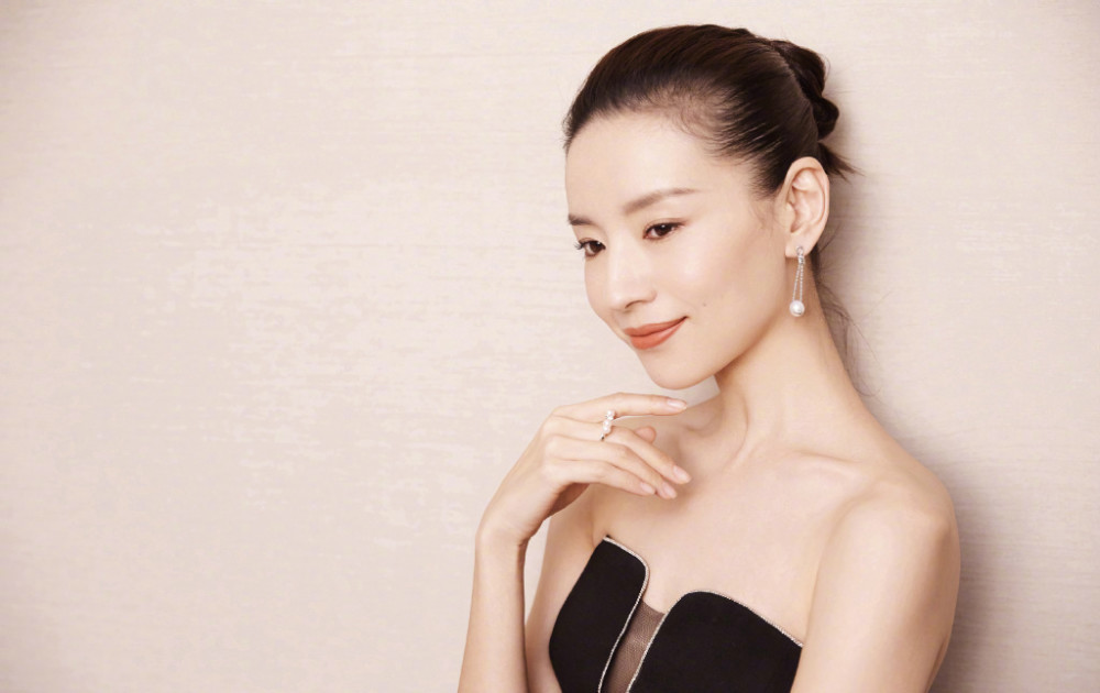 赵雅芝董洁机场穿搭撞衫,年龄相差26岁气质却