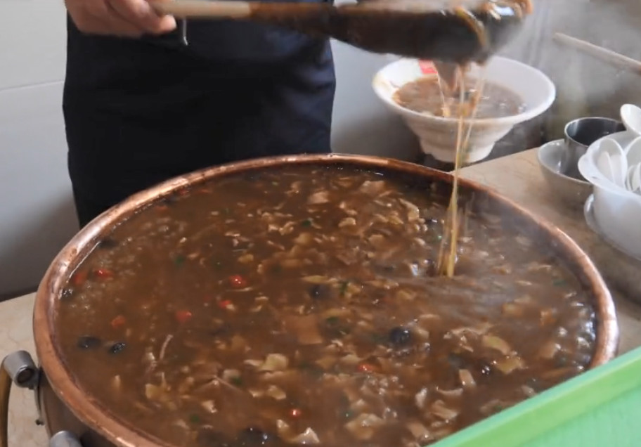 上过《舌尖》的高群生胡辣汤,沿用传统的铜锅,十元一碗你吃过吗