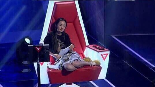 杨幂李小璐同款坐姿被吐槽,网友却齐呼杨超越