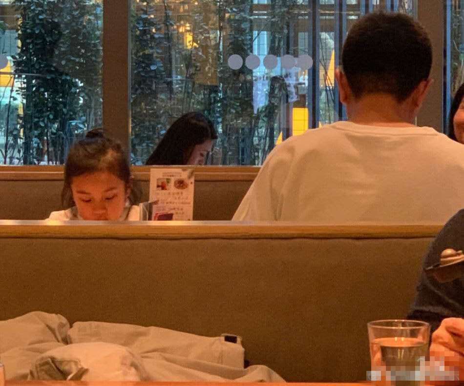 贾乃亮带甜馨外出吃饭,甜馨乖巧可爱不料一个