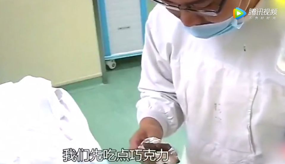 4分钟顺产视频,丈夫的反应让人沉默:哪个女人