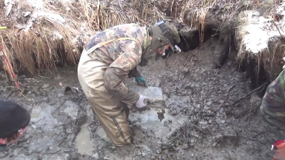 俄罗斯二战淘金发烧友出动:冰冷泥塘中挖宝,发现不少